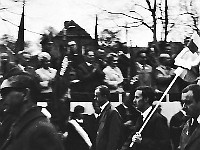 1970-18  1 maja 1970  Jawor, ul. Wrocławska  Obchody 1 maja - Święto Pracy    Uczestnicy pochodu prezentujący się przed trybuną honorową.