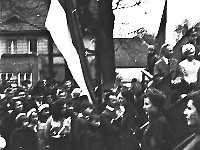 1970-19  1 maja 1970  Jawor, ul. Wrocławska  Obchody 1 maja - Święto Pracy    Uczestnicy pochodu zmierzający przed trybunę honorową.