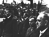 1970-20  1 maja 1970  Jawor, ul. Wrocławska  Obchody 1 maja - Święto Pracy    Uczestnicy pochodu prezentujący się przed trybuną honorową.  Nauczyciele jaworskiego liceum ogólnokształcącego.   Od lewej: Mirosław Olichwer - nauczyciel przysposobienia obronnego, Bronisław Lonc i Mirosław Agdan - nauczyciel języka niemieckiego.