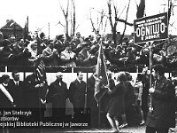 1970-21  1 maja 1970  Jawor, ul. Wrocławska  Obchody 1 maja - Święto Pracy    Uczestnicy pochodu prezentujący się przed trybuną honorową.  Pracownicy Powiatowej Spółdzielni Pracy "Ogniwo".