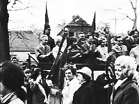 1970-22  1 maja 1970  Jawor, ul. Wrocławska  Obchody 1 maja - Święto Pracy    Uczestnicy pochodu prezentujący się przed trybuną honorową.