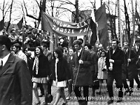 1970-23  1 maja 1970  Jawor, ul. Wrocławska  Obchody 1 maja - Święto Pracy    Uczestnicy pochodu prezentujący się przed trybuną honorową.