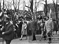 1970-24  1 maja 1970  Jawor, ul. Wrocławska  Obchody 1 maja - Święto Pracy    Uczestnicy pochodu prezentujący się przed trybuną honorową.