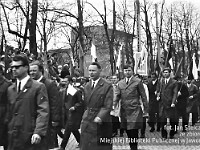 1970-25  1 maja 1970  Jawor, ul. Wrocławska  Obchody 1 maja - Święto Pracy    Uczestnicy pochodu prezentujący się przed trybuną honorową.  Pracownicy Fabryki Narzędzi Rolniczych (FNR).