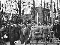 1970-26  1 maja 1970  Jawor, ul. Wrocławska  Obchody 1 maja - Święto Pracy    Uczestnicy pochodu prezentujący się przed trybuną honorową.