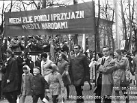 1970-27  1 maja 1970  Jawor, ul. Wrocławska  Obchody 1 maja - Święto Pracy    Uczestnicy pochodu prezentujący się przed trybuną honorową.  Pracownicy Fabryki Narzędzi Rolniczych (FNR).