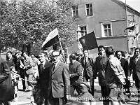 1972-01  1 maja 1972  Jawor, ul. Legnicka  Obchody 1 maja - Świętt Pracy    Uczestnicy pochodu zmierzający w kierunku rynku.   Pracownicy Fabryki Narzędzi Rolniczych (FNR).