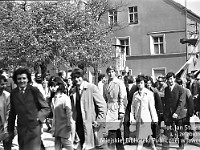 1972-02  1 maja 1972  Jawor, ul. Legnicka  Obchody 1 maja - Świętt Pracy    Uczestnicy pochodu zmierzający w kierunku rynku.