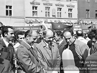1972-03  1 maja 1972  Jawor, Rynek  Obchody 1 maja - Święto Pracy    Uczestnicy pochodu oczekujący na przemówienie i rozpoczęcie przemarszu.
