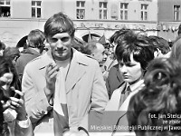 1972-04  1 maja 1972  Jawor, Rynek  Obchody 1 maja - Święto Pracy    Uczestnicy pochodu oczekujący na przemówienie i rozpoczęcie przemarszu.