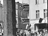1972-06  1 maja 1972  Jawor, Rynek  Obchody 1 maja - Święto Pracy    Uczestnicy pochodu oczekujący na przemówienie i rozpoczęcie przemarszu.