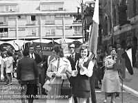 1972-08  1 maja 1972  Jawor, Rynek  Obchody 1 maja - Święto Pracy    Uczestnicy pochodu oczekujący na przemówienie i rozpoczęcie przemarszu.