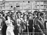 1972-10  1 maja 1972  Jawor, Rynek  Obchody 1 maja - Święto Pracy    Uczestnicy pochodu oczekujący na przemówienie i rozpoczęcie przemarszu.