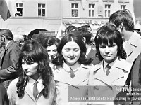 1972-11  1 maja 1972  Jawor, Rynek  Obchody 1 maja - Święto Pracy    Uczestnicy pochodu oczekujący na przemówienie i rozpoczęcie przemarszu.