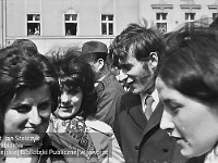 1972-12  1 maja 1972  Jawor, Rynek  Obchody 1 maja - Święto Pracy    Uczestnicy pochodu oczekujący na przemówienie i rozpoczęcie przemarszu.