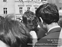 1972-13  1 maja 1972  Jawor, Rynek  Obchody 1 maja - Święto Pracy    Uczestnicy pochodu oczekujący na przemówienie i rozpoczęcie przemarszu.