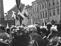 1972-15  1 maja 1972  Jawor, Rynek  Obchody 1 maja - Święto Pracy    Uczestnicy pochodu oczekujący na przemówienie i rozpoczęcie przemarszu.