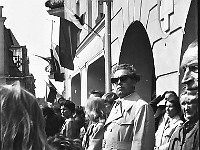 1972-16  1 maja 1972  Jawor, Rynek  Obchody 1 maja - Święto Pracy    Uczestnicy pochodu oczekujący na przemówienie i rozpoczęcie przemarszu.  Pracownicy Fabryki Narzędzi Rolniczych (FNR).