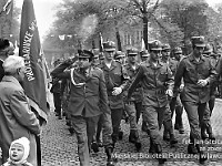 1974-32  1 maja 1974  Jawor, ul. Wrocławska  Obchody 1 maja - Święto Pracy    Uczestnicy pochodu prezentujący się przed trybuną honorową.