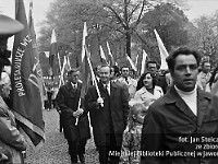 1974-42  1 maja 1974  Jawor, ul. Wrocławska  Obchody 1 maja - Święto Pracy    Uczestnicy pochodu prezentujący się przed trybuną honorową.