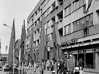 1975-01  1 maja 1975  Jawor, ul. Grunwaldzka  Obchody 1 maja - Święto Pracy    Mieszkańcy miasta zmierzający w kierunku rynku.