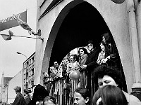 1975-02  1 maja 1975  Jawor, Rynek  Obchody 1 maja - Święto Pracy    Uczestnicy pochodu oczekujący na przemówienie i rozpoczęcie przemarszu.