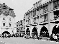1975-03  1 maja 1975  Jawor, Rynek  Obchody 1 maja - Święto Pracy    Uczestnicy pochodu oczekujący na przemówienie i rozpoczęcie przemarszu.