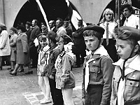 1975-04  1 maja 1975  Jawor, Rynek  Obchody 1 maja - Święto Pracy    Uczestnicy pochodu oczekujący na przemówienie i rozpoczęcie przemarszu.