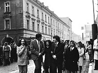 1975-05  1 maja 1975  Jawor, Rynek  Obchody 1 maja - Święto Pracy    Uczestnicy pochodu oczekujący na przemówienie i rozpoczęcie przemarszu.