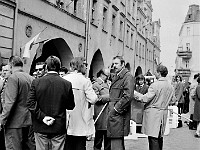 1975-06  1 maja 1974  Jawor, Rynek  Obchody 1 maja - Święto Pracy    Uczestnicy pochodu oczekujący na przemówienie i rozpoczęcie przemarszu.   Pracownicy Zakładow Kuzienniczych Przemysłu Maszyn Rolniczych (ZKPMR) „Agromet”.  W centrum Aleksander Pruszkowski.