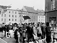 1975-07  1 maja 1974  Jawor, Rynek  Obchody 1 maja - Święto Pracy    Uczestnicy pochodu oczekujący na przemówienie i rozpoczęcie przemarszu.   Pracownicy Fabryki Narzędzi Rolniczych (FNR).