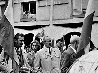 1975-08  1 maja 1975  Jawor, Rynek  Obchody 1 maja - Święto Pracy    Uczestnicy pochodu oczekujący na przemówienie i rozpoczęcie przemarszu.  Pierwszy od lewej: Mieczysław Gajda - z Powszechnej Spółdzielni Spożywców "Społem.  W centrum: Zbigniew Lech - kierownik Międzyzakładowego Klubu "Relaks".