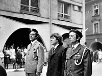 1975-09  1 maja (prawdopodobnie rok 1975)  Jawor, Rynek  Obchody 1 maja - Święto Pracy    Uczestnicy pochodu oczekujący na przemówienie i rozpoczęcie przemarszu.  Od lewej: (?) Kowalski - nauczyciel, Józef Noworól, Jan Madera - komendant Hufca Jawor Związku Harcerstwa Polskiego (ZHP).