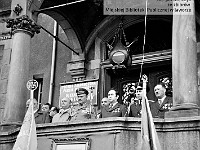 1975-10  1 maja 198x  Jawor, Rynek  Obchody 1 maja - Święto Pracy    Przedstawiciele władz miasta, partii i stacjonującego w mieście 15 batalionu samochodowego Oddziałów Północnej Grupy Wojsk Armii Radzieckiej na ganku przed wejściem głównym do ratusza.  W pierwszym rzędzie czwarty od lewej: Eugeniusz Barczyński - I sekretarz Komitetu Powiatowego Polskiej Zjednoczonej Partii Robotniczej (KP PZPR).