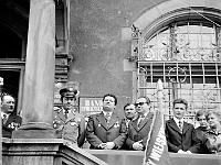 1975-11  1 maja 1975  Jawor, Rynek  Obchody 1 maja - Święto Pracy    Przedstawiciele władz miasta, partii i stacjonującego w mieście 15 batalionu samochodowego Oddziałów Północnej Grupy Wojsk Armii Radzieckiej na ganku i podium przed wejściem głównym do ratusza.