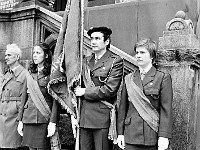 1975-12  1 maja 1975  Jawor, Rynek  Obchody 1 maja - Święto Pracy    Poczty sztandarowe przed wejściem głównym do ratusza oczekujące na wymarsz.  Przedstawiciele Związku Harcerstwa Polskiego (ZHP).   Od lewej: Jadwiga Tomczyk/Ślusarczyk, (?), Anna Procajło/Urbańska.