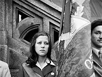 1975-13  1 maja 1975  Jawor, Rynek  Obchody 1 maja - Święto Pracy    Poczty sztandarowe przed wejściem głównym do ratusza oczekujące na wymarsz.  Przedstawiciele Związku Harcerstwa Polskiego.   W centrum: Jadwiga Tomczyk/Ślusarczyk.