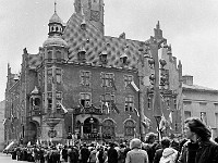 1975-14  1 maja 1975  Jawor, Rynek  Obchody 1 maja - Święto Pracy    Uczestnicy pochodu oczekujący na rozpoczęcie przemarszu.