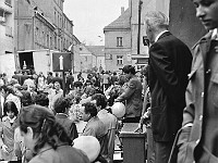 1975-15  1 maja 1975  Jawor, ul. Kościelna  Obchody 1 maja - Święto Pracy    Mieszkańcy korzystający z okazjonalnego handlu obwoźnego.