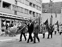 1975-17  1 maja 1975  Jawor, ul. Grunwaldzka  Obchody 1 maja - Święto Pracy    Uczestnicy pochodu i mieszkańcy zmierzający w kierunku trybuny honorowej.