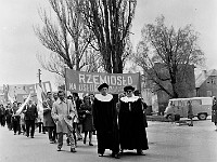 1975-20  1 maja 1975  Jawor, ul. Józefa Poniatowskiego  Obchody 1 maja - Święto Pracy    Uczestnicy pochodu zmierzający w kierunku trybuny honorowej.  Przedstawiciele rzemieślników.