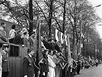 1975-21  1 maja 1975  Jawor, ul. Wrocławska  Obchody 1 maja - Święto Pracy    Trybuna honorowa z przedstawicielami władz miasta, partii i stacjonującego w mieście 15 batalionu samochodowego Oddziałów Północnej Grupy Wojsk Armii Radzieckiej oraz poczty sztandarowe.