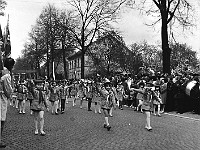 1975-23  1 maja 1975  Jawor, ul. Wrocławska  Obchody 1 maja - Święto Pracy    Uczestnicy pochodu prezentujący się przed trybuną honorową.