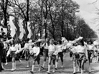 1975-24  1 maja 1975  Jawor, ul. Wrocławska  Obchody 1 maja - Święto Pracy    Uczestnicy pochodu prezentujący się przed trybuną honorową.