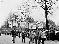 1975-26  1 maja 1975  Jawor, ul. Wrocławska  Obchody 1 maja - Święto Pracy    Uczestnicy pochodu prezentujący się przed trybuną honorową.   Przedstawiciele Związku Młodzieży Socjalistycznej (ZMS).