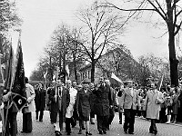 1975-27  1 maja 1975  Jawor, ul. Wrocławska  Obchody 1 maja - Święto Pracy    Uczestnicy pochodu prezentujący się przed trybuną honorową.  Pracownicy Zakładów Kuzienniczych Przemysłu Maszyn Rolniczych (ZKPMR) "Agromet".   Od lewej: Michał Ilnicki, Jerzy Todos, (?), Aleksander Pruszkowski.