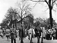 1975-29  1 maja 1975  Jawor, ul. Wrocławska  Obchody 1 maja - Święto Pracy    Uczestnicy pochodu prezentujący się przed trybuną honorową.  Pracownicy Wydziału 5 Obróbki Skrawaniem Zakładów Kuzienniczych Przemysłu Maszyn Rolniczych (ZKPMR) "Agromet".