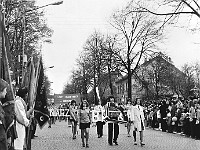 1975-30  1 maja 1975  Jawor, ul. Wrocławska  Obchody 1 maja - Święto Pracy    Uczestnicy pochodu prezentujący się przed trybuną honorową.  Uczniowie przyzakładowej Zasadniczej Szkoły Zawodowej (ZSzZ) przy Fabryce Narzędzi Rolniczych (FNR).