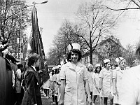 1975-31  1 maja 1975  Jawor, ul. Wrocławska  Obchody 1 maja - Święto Pracy    Uczestnicy pochodu prezentujący się przed trybuną honorową.  Uczennice Liceum Medycznego.
