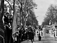 1975-33  1 maja 1975  Jawor, ul. Wrocławska  Obchody 1 maja - Święto Pracy    Uczestnicy pochodu prezentujący się przed trybuną honorową  Pracownicy Jaworskich Zakładów Chemii Gospodarczej "Pollena".